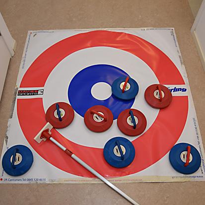 Sisäcurlingissa on muovinen matto, jossa on maali eli pesä. Mukaan tulee seitsemän kiveä joita yritetään liu'uttaa pesän sisään ja sisätiloihin sopiva harja jossa ei ole harjaksia.